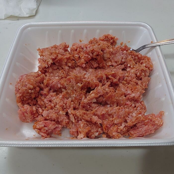 豚肉に味付けする。