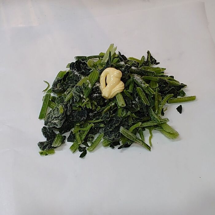 ほうれん草に味付けする。