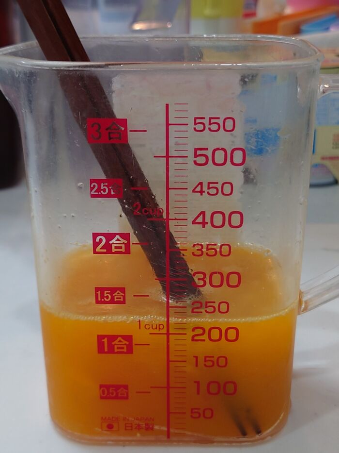 卵に味付けする。