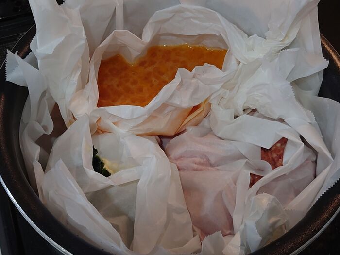 クッキングシートに具材を入れる。