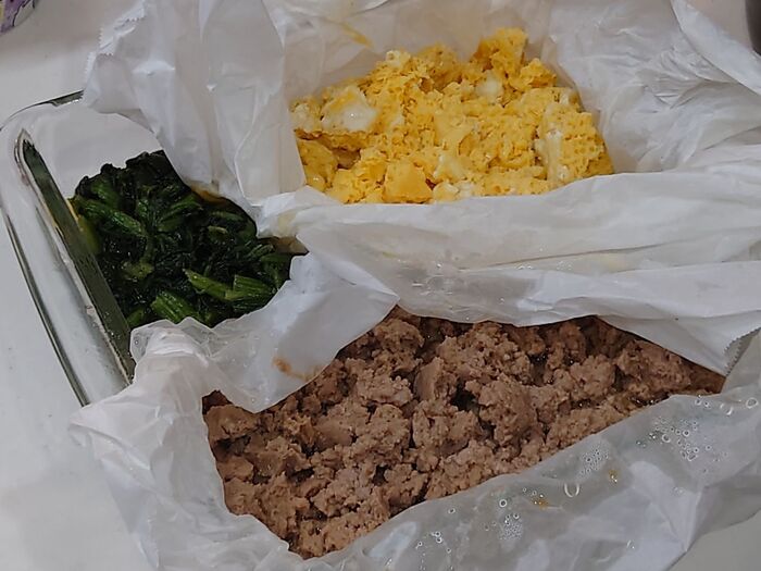 お肉と卵をほぐす。