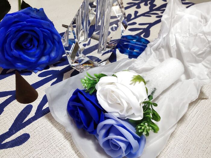 石鹸でできた青い薔薇は、生花よりも長い間、清潔に飾ることができるのも魅力的ですね。
