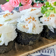 新玉ねぎを巻いて乗せて(^^)〜サラダ太巻き〜