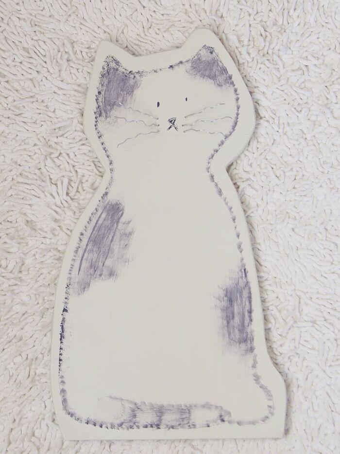 ねこちゃんの形にアクリル絵の具の付いたスポンジでポンポンしていきます