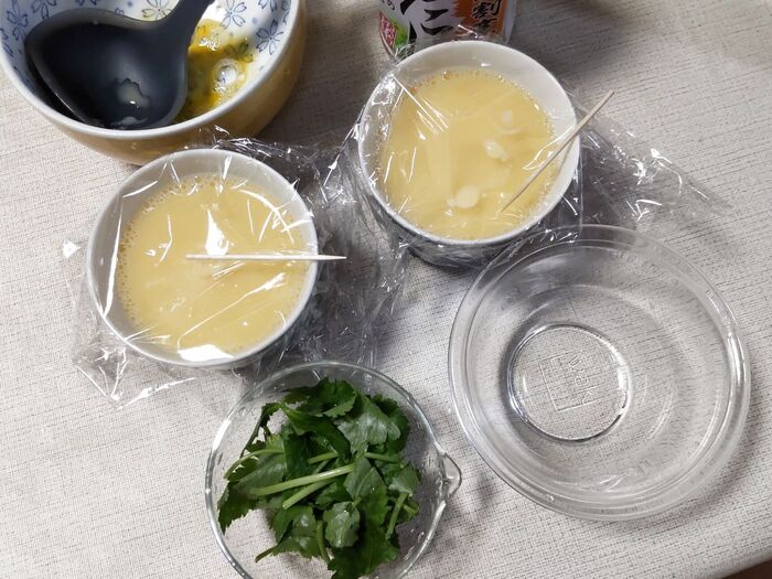 具と卵液を茶碗蒸し用の器2つに分けて入れます。