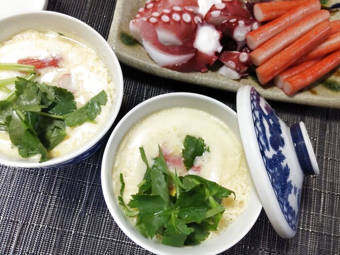 電子レンジで加熱し、三つ葉をのせて完成です。