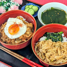 火を使わず全てレンジで(^^)温泉卵のせ豚キムチ丼と焼肉丼&わかめとコーンのスープ