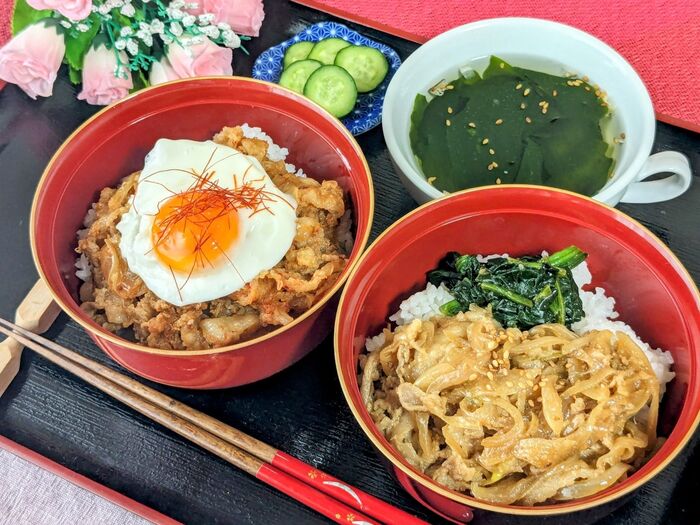 火を使わず全てレンジで(^^)温泉卵のせ豚キムチ丼と焼肉丼&わかめとコーンのスープ