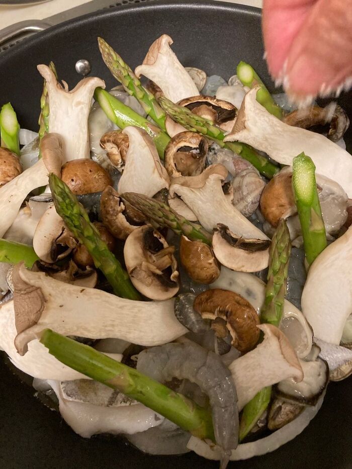 アスパラとブラウンマッシュルームとエリンギを乗せたら塩コショウをします