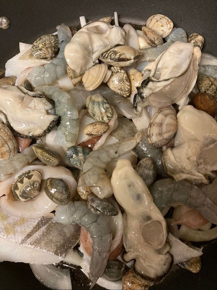 タラの切り身や海老、イカ、あさり、牡蠣などを贅沢に並べます