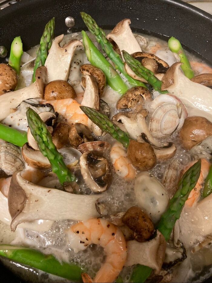 海老に色が付いて美味しそうなシーフードの香りがして来たら完成です