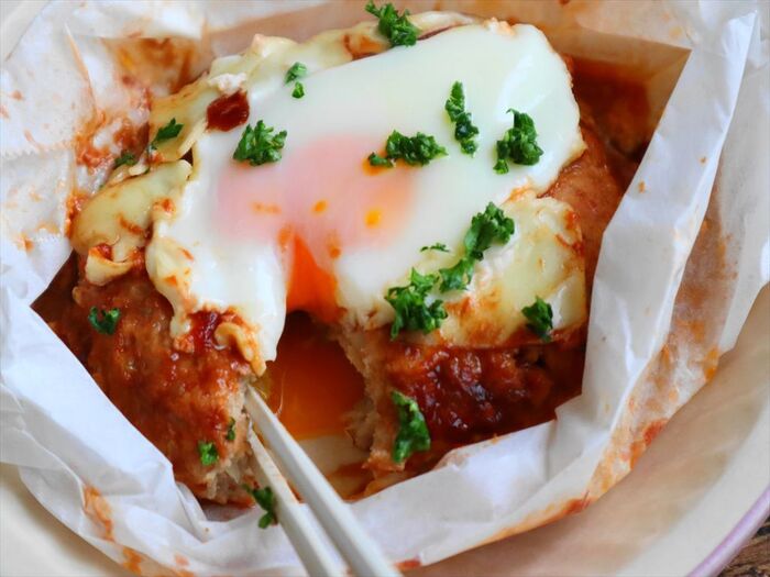 レンチン仕上げでとろ~り卵のせチーズハンバーグ