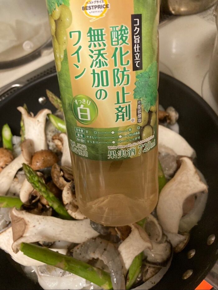 火を強めて白ワインをたっぷり注いだら、蓋をして蒸します