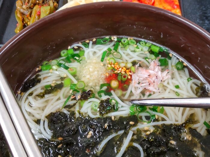 にんにくを刻んだもの、あみえび、にゅう麺についていたたれの3つをちょい足し!