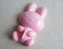 【ダイソー】かわいすぎる…けど、おもちゃじゃないんです。不器用さんを救うピンクのうさぎの正体とは？