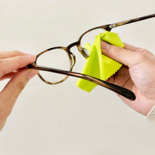 【眼鏡お手入れのNG】レンズに悪い〈意外なこと〉とは?「知らずにやってた」「もうやらない!」