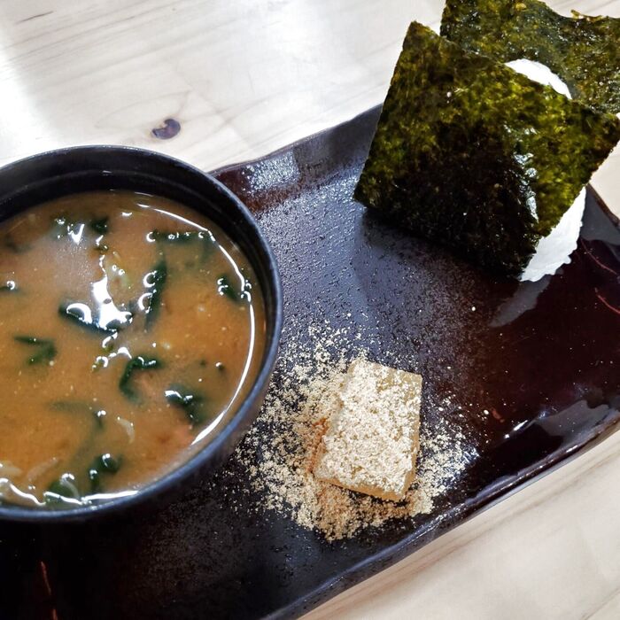 ドリンク料金のみで「おにぎり・味噌汁・わらび餅」がついてくる!