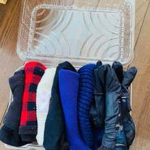 厚手の小物の収納には透明容器が便利!