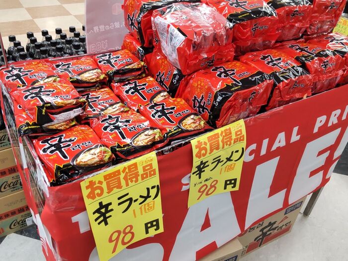 陳列棚以外にも、ワゴンなどにお買い得商品が集められているコーナーもあり!