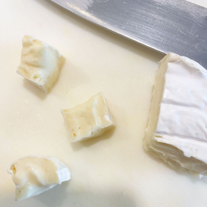 カマンベールチーズを切ります