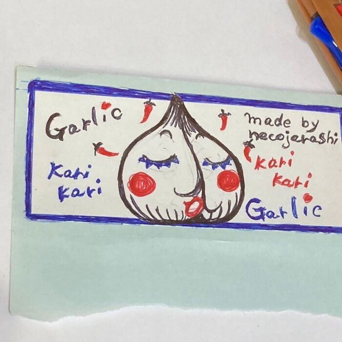 瓶の蓋がストライプで可愛かったので、ついでにラベルを描いて貼ってみる♪