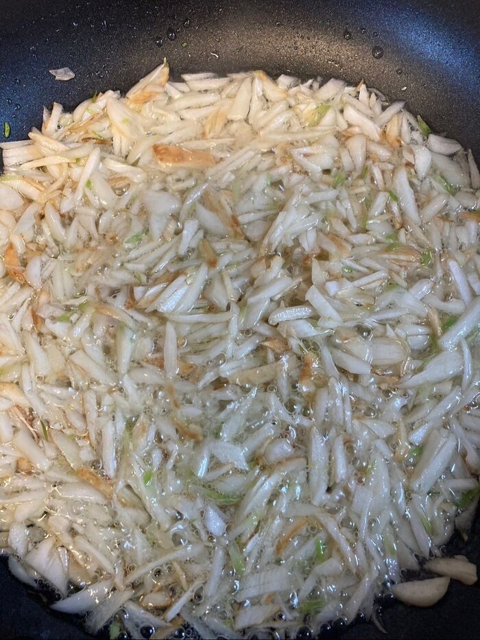 オリーブオイルを多い目に入れて揚げ焼きにします♪