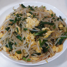 もやしでかさ増し!ニラ玉もやし。