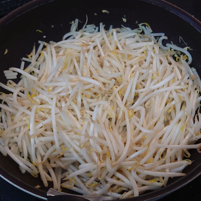 もやしを炒める。