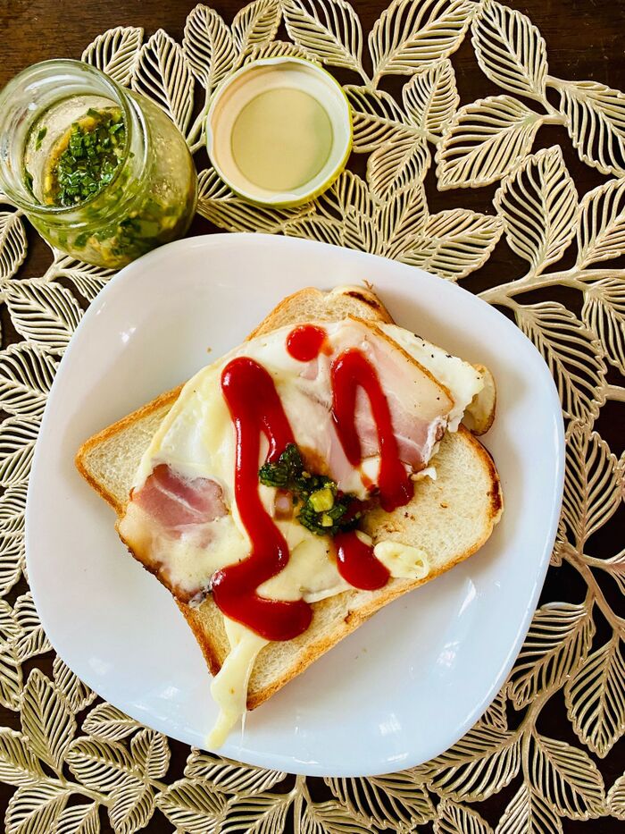 トーストにベーコンエッグチーズと甘辛ニラたれが合う〜♡