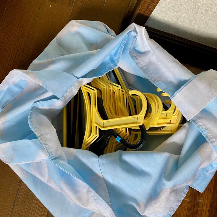 ハンガーで色分けして効率よく衣替え!