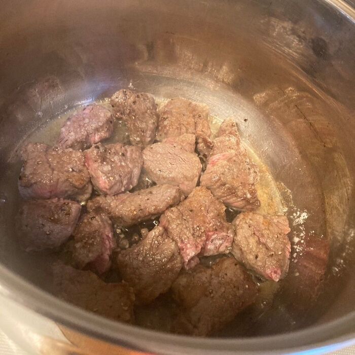 オリーブオイルを入れて、牛肉を焼きます♪