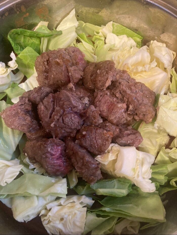 上から小口に切ったキャベツと先ほど焼いた牛肉を乗せます♪