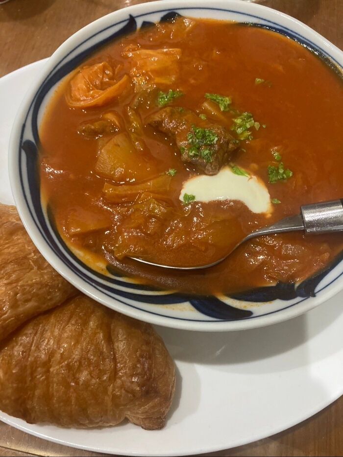 仕上げにサワークリームを少し入れて頂くと、本格的なお味になります♪