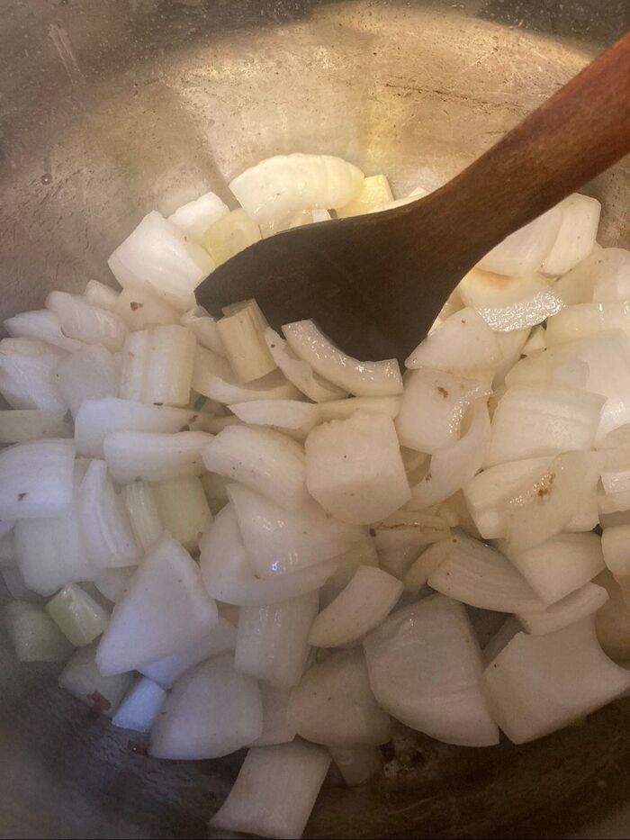 玉葱とセロリを炒めます♪