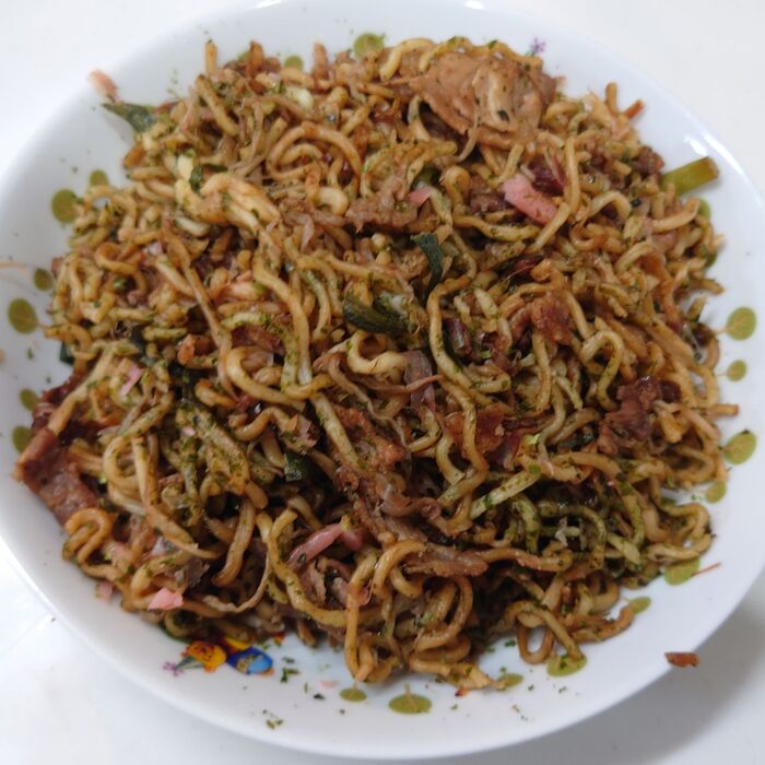 焼きそばを温めて、青のりなどを混ぜる。