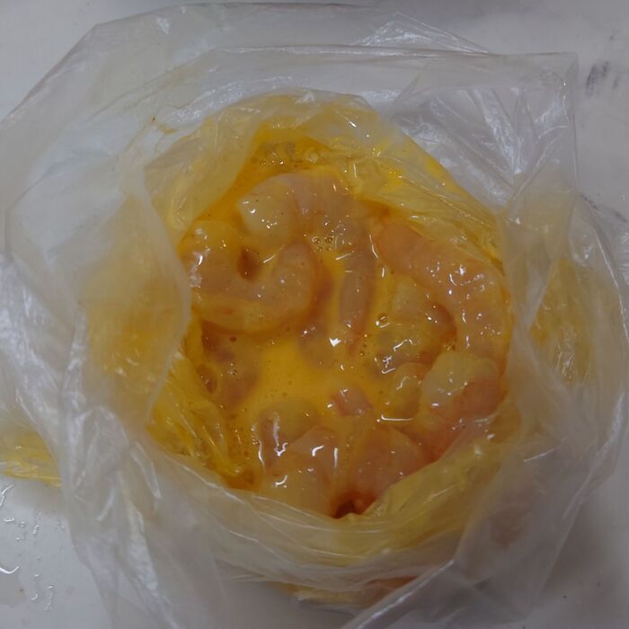 エビに衣をつける。
