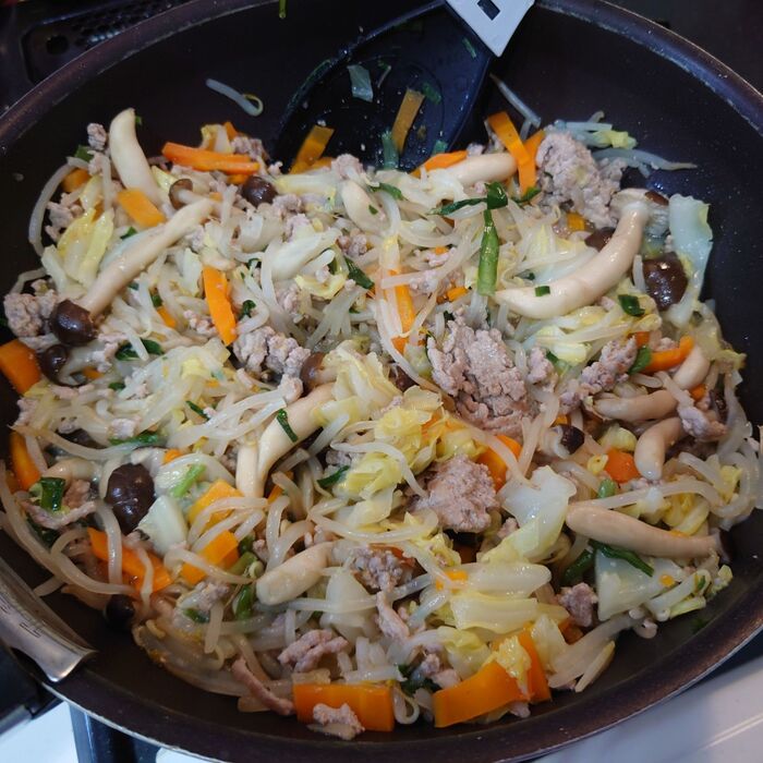 野菜を炒める。