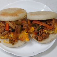 イングリッシュマフィンのポークチャップサンド。