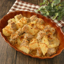 カツオとじゃが芋のチーズパン粉焼き