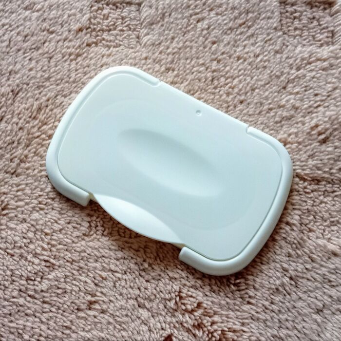 用意するのはウエットシートのフタ