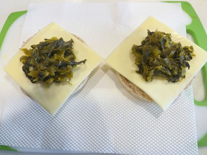 イングリッシュマフィンを半分に切って、食材を乗せていきます