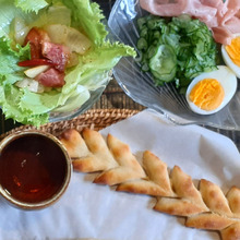 ベーコン包みません!ベーコンエピ!麦の穂形パンとぶつ切りベーコンアヒージョを合わせて、、、