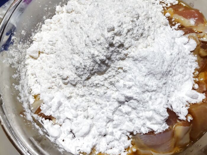 揚げる直前に粉類をまぶし、揚げます。