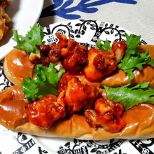 【家庭の名物から揚げが進化ー!】ピリ辛おかずdeパンに合う、大満足のにんにくヤムニョムチキンパン!