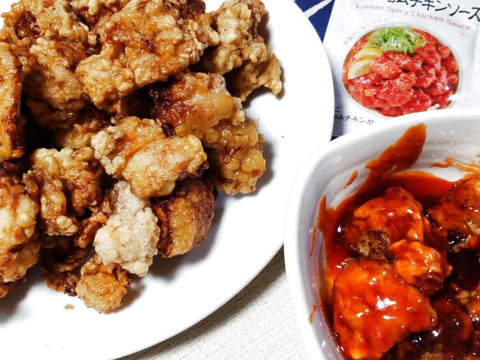 ヤムニョムチキンの素をからめます。