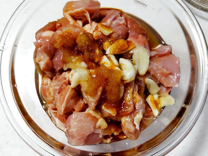 朝に漬け込み、夕飯時まで冷蔵庫で下味をつけます。