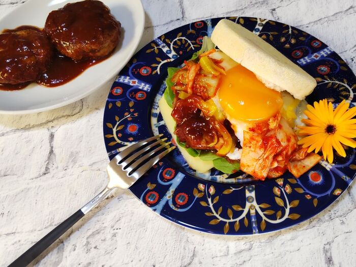 パンに合う!贅沢な!ハンバーグと目玉焼きのキムタクマフィンサンド♪