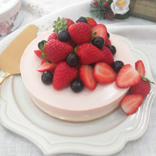 【オーブン不要】苺ピューレもレンジで簡単♪ピンク可愛い紅白レアチーズケーキ