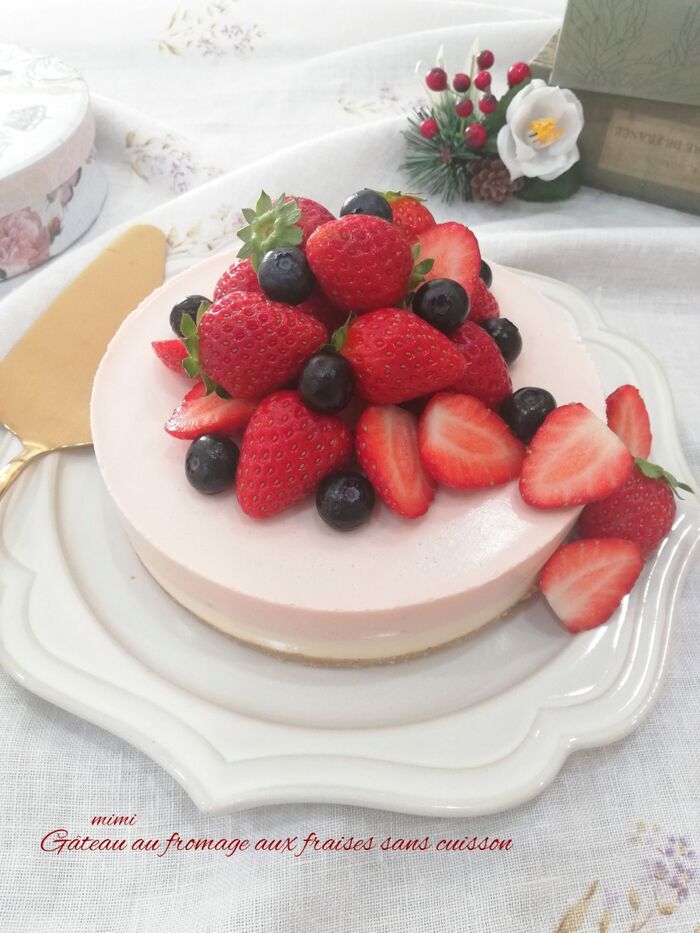 【オーブン不要】苺ピューレもレンジで簡単♪ピンク可愛い紅白レアチーズケーキ