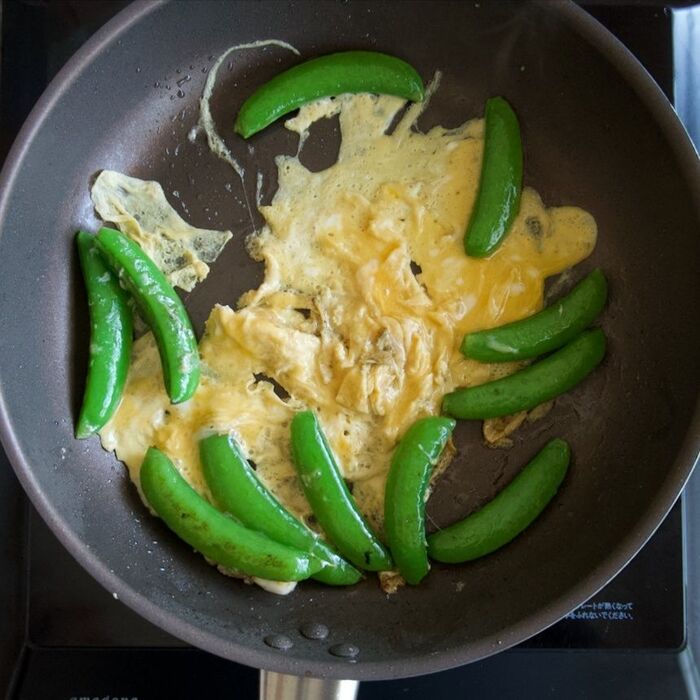 4 卵を入れて仕上げます。